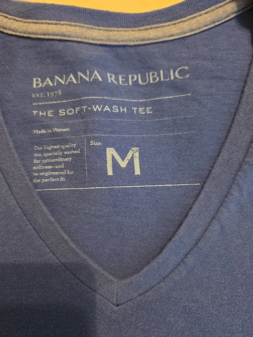 Banana Republic Men's 4 V-Neck 1 Crew Tees in Blue & Orange Mix Size M